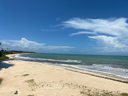 Photo de Plage d'Imbassuaba entouré de montagnes