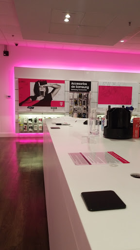 Cell Phone Store «T-Mobile», reviews and photos, 4390 I-30 Suite 100, Dallas, TX 75211, USA