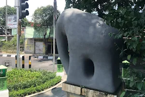 Patung Gajah Lucu - Sculpture d'éléphant Comique image