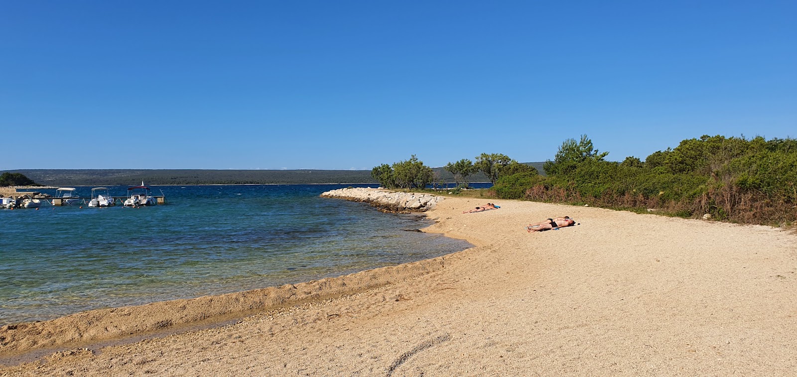 Fotografie cu Galboka beach II cu o suprafață de pietricel alb fin