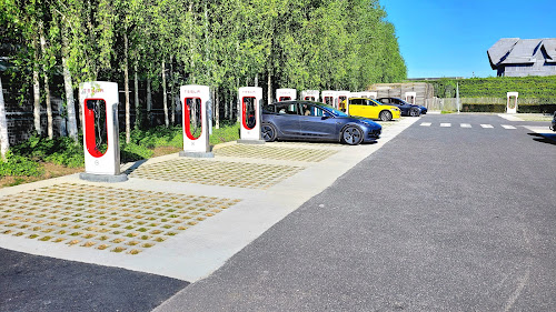 Borne de recharge de véhicules électriques Tesla Supercharger Honfleur