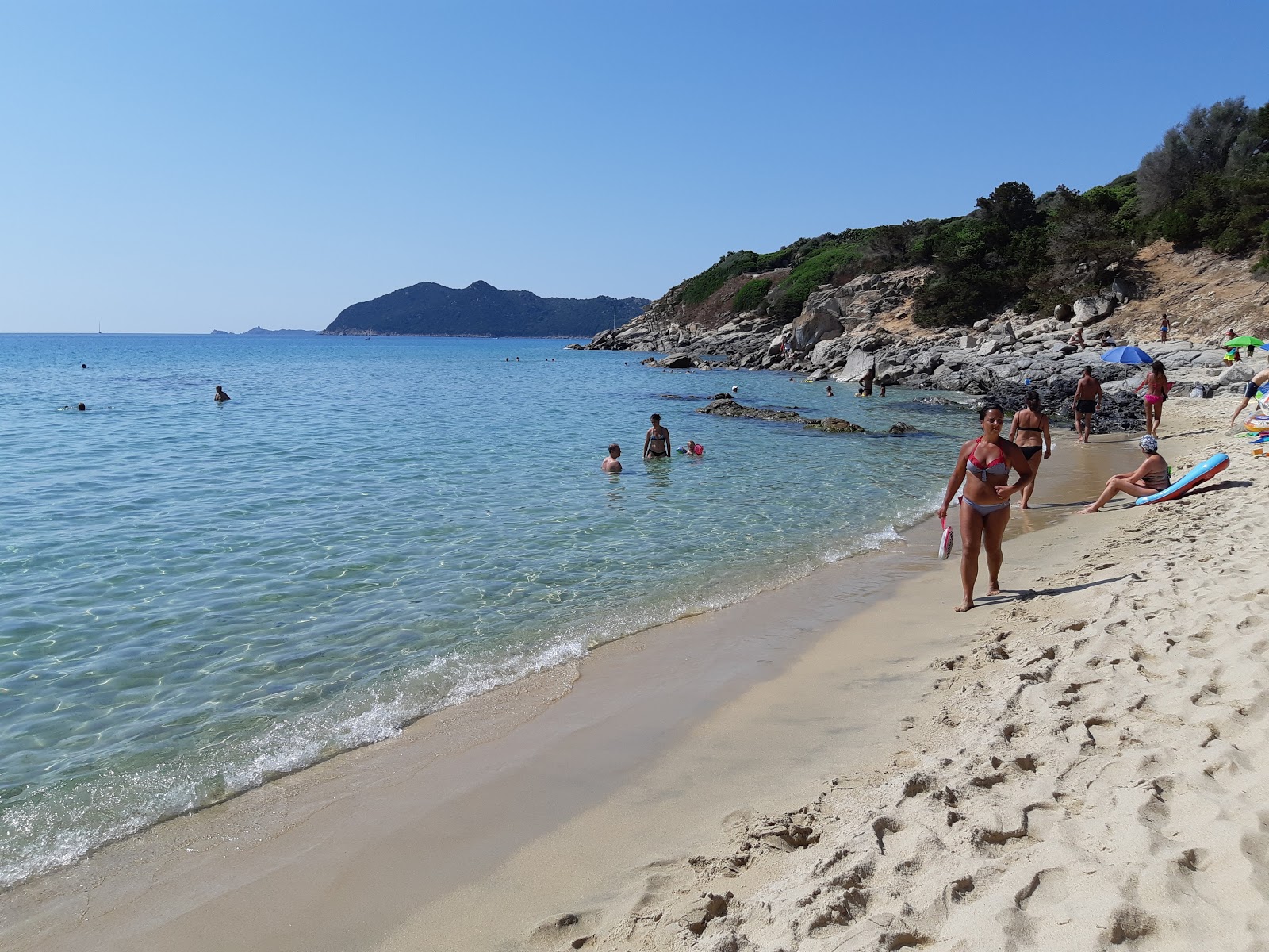 Cala Monte Turno Plajı'in fotoğrafı - rahatlamayı sevenler arasında popüler bir yer