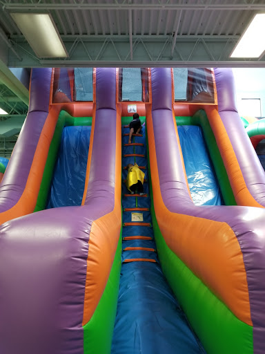 Shopping Mall «Seminole Square Shopping Center», reviews and photos, 200 Zan Rd, Charlottesville, VA 22901, USA