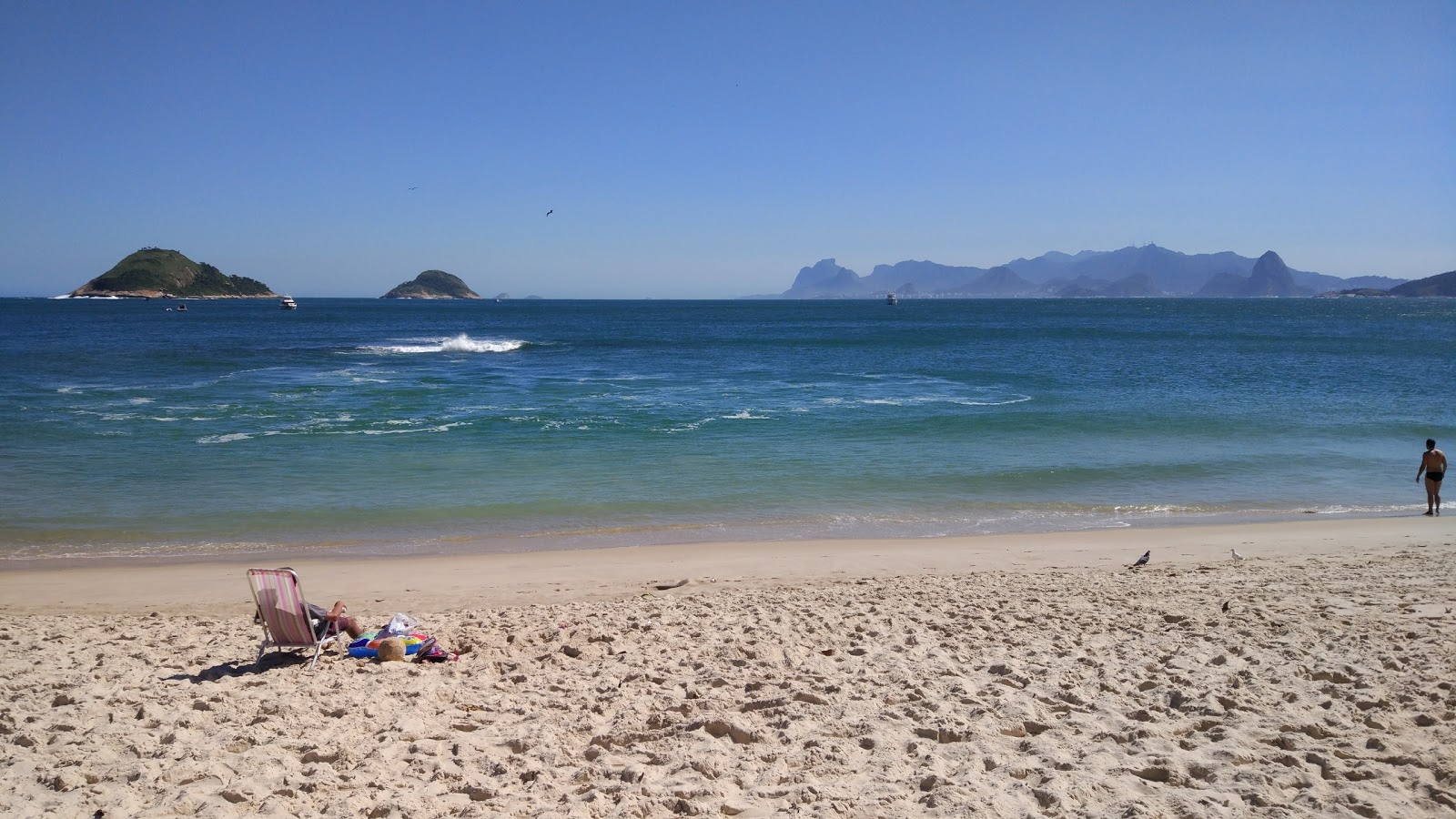 Praia de Itaipu'in fotoğrafı uçurumlarla desteklenmiş