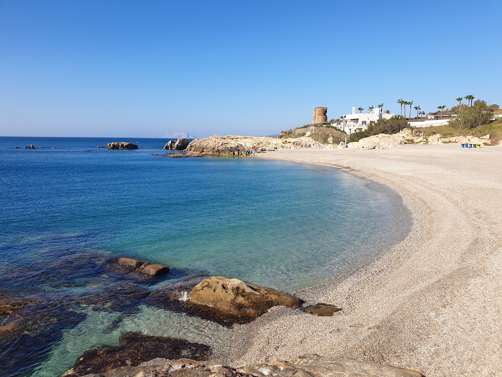 Foto von Calita Playa mit grauer muschelsand Oberfläche