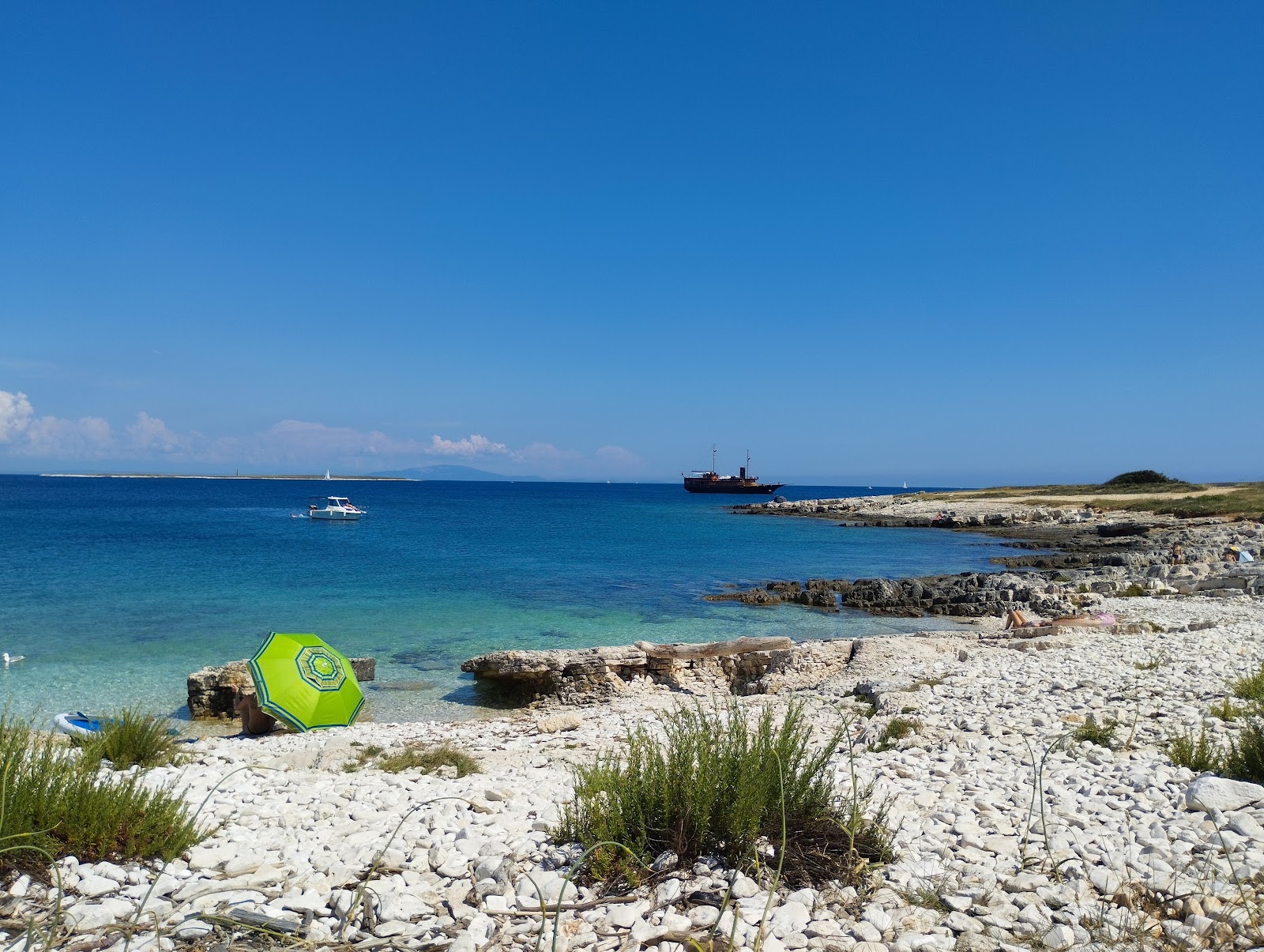 Foto von Skara Beach mit beiger sand & steine Oberfläche