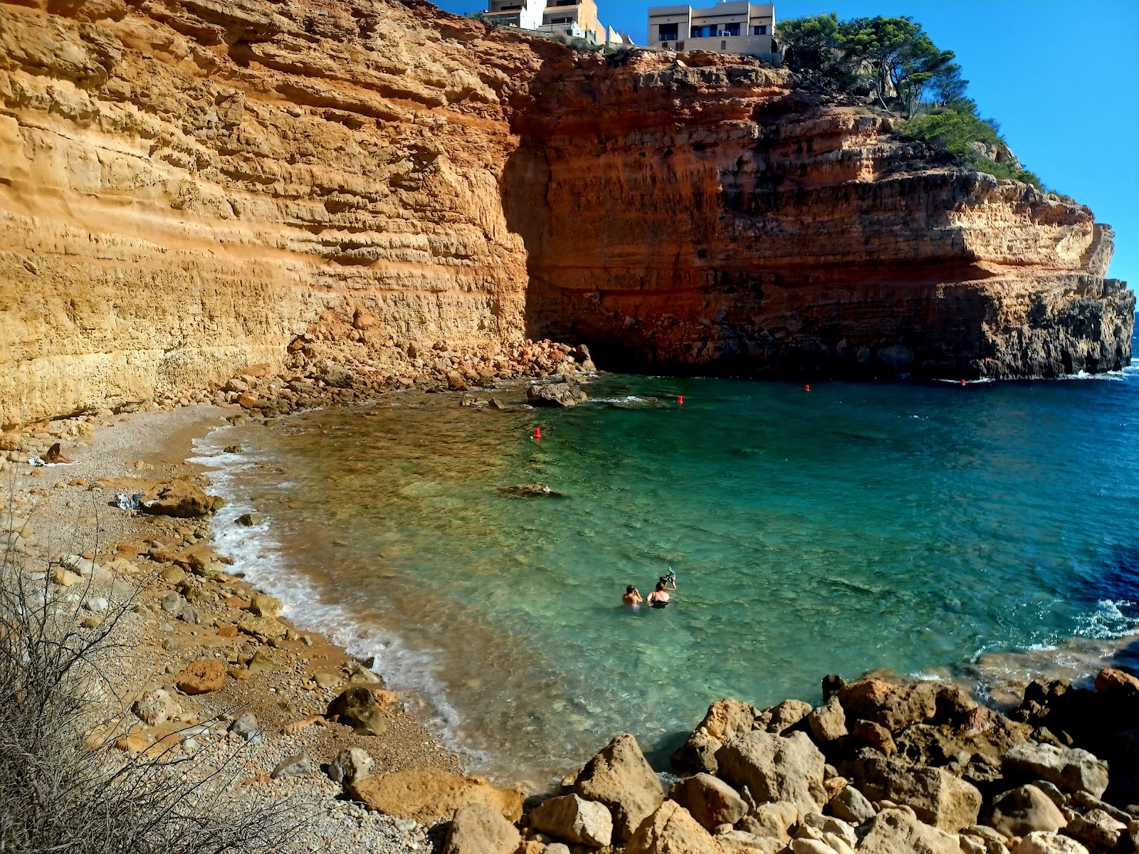 Fotografija Cala del Saltador z lahki kamenček površino