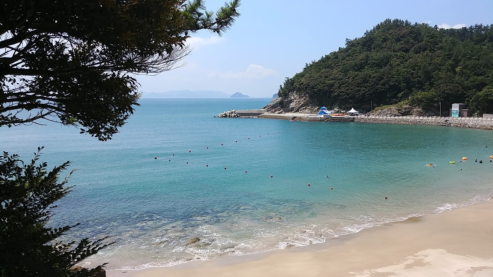 Foto de Gasa Camellia Forest Beach com água cristalina superfície