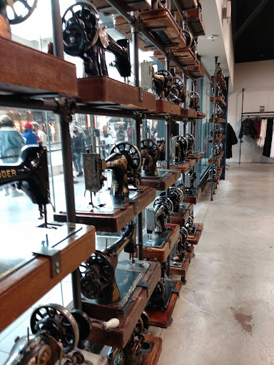 Shopping Mall «Fashion Outlets of Chicago», reviews and photos, 5220 Fashion Outlets Way, Rosemont, IL 60018, USA