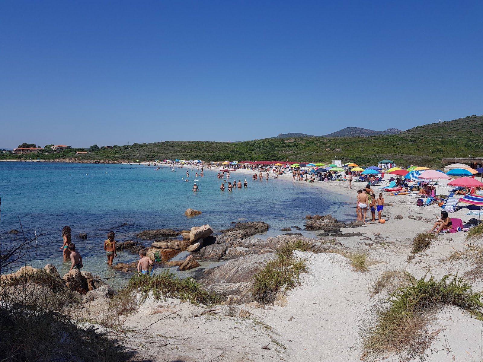 Spiaggia Cala Banana'in fotoğrafı turkuaz saf su yüzey ile