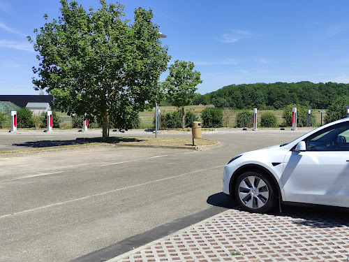 Borne de recharge de véhicules électriques Tesla Superchargeur Chartres