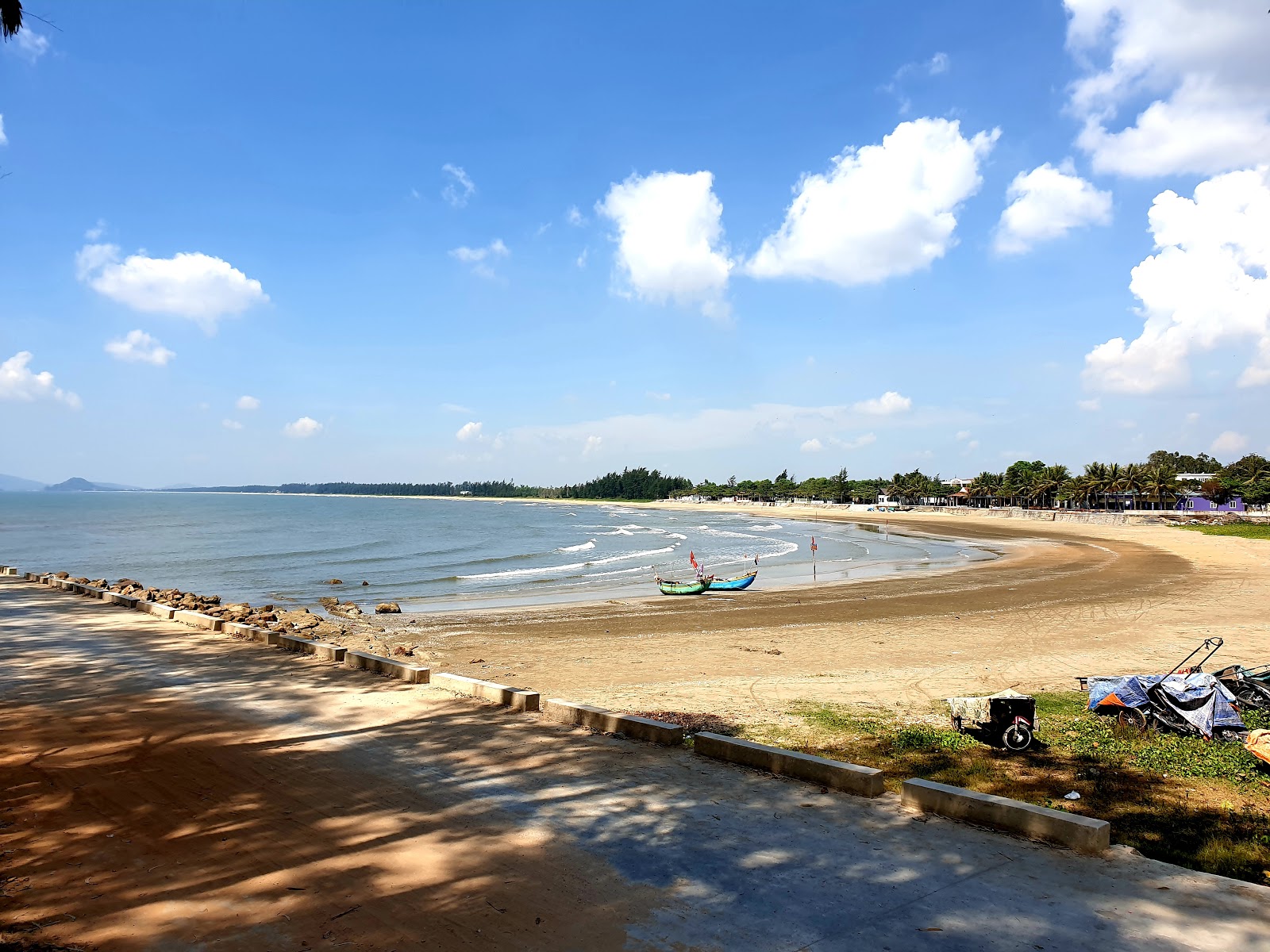 Φωτογραφία του Quynh Phuong beach με τυρκουάζ νερό επιφάνεια