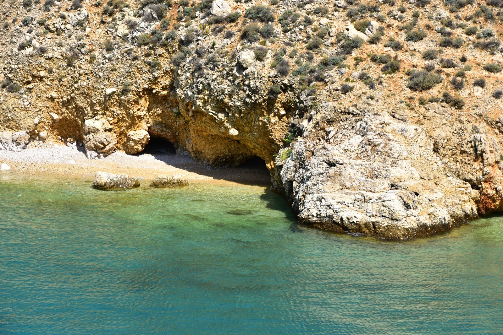 Uvala Stara Baska II'in fotoğrafı birden fazla küçük koy ile birlikte