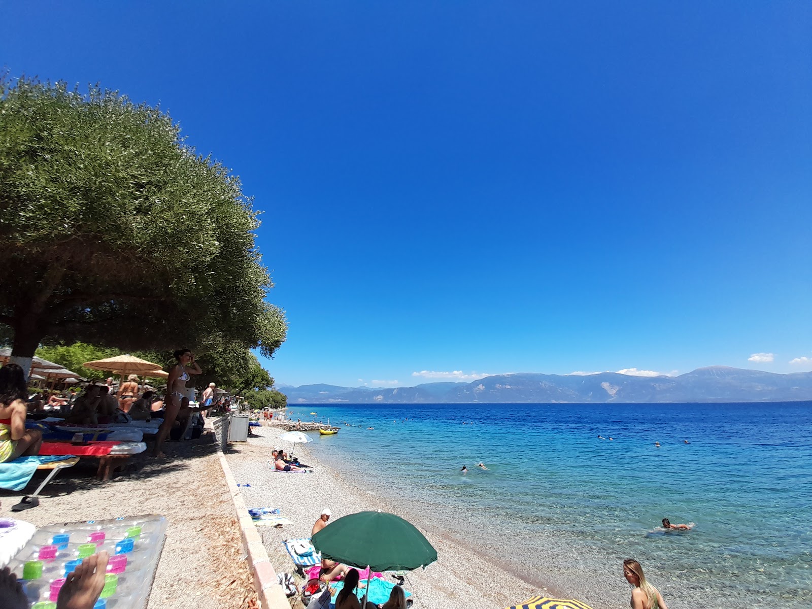 Foto av Lampiri beach med något ren nivå av renlighet