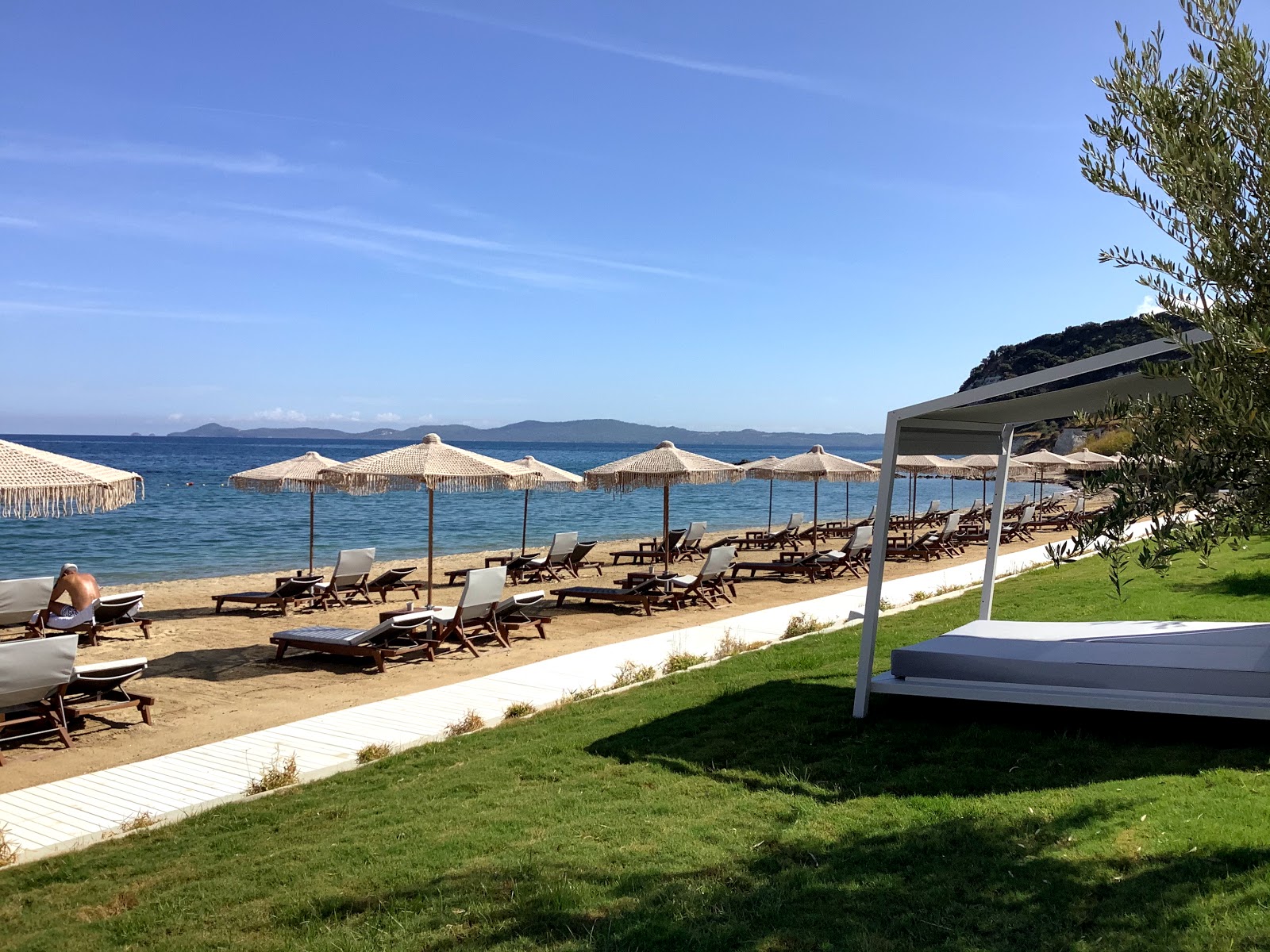 Athos Hotel Beach'in fotoğrafı geniş bir kıyı şeridi ile birlikte