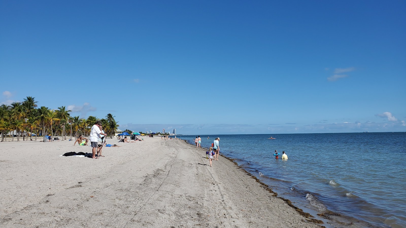 Photo de Crandon beach avec l'eau turquoise de surface