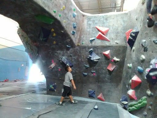 Rock Climbing Gym «Hangar 18 Indoor Climbing Gym - East Riverside», reviews and photos, 2111 Iowa Ave, Riverside, CA 92507, USA