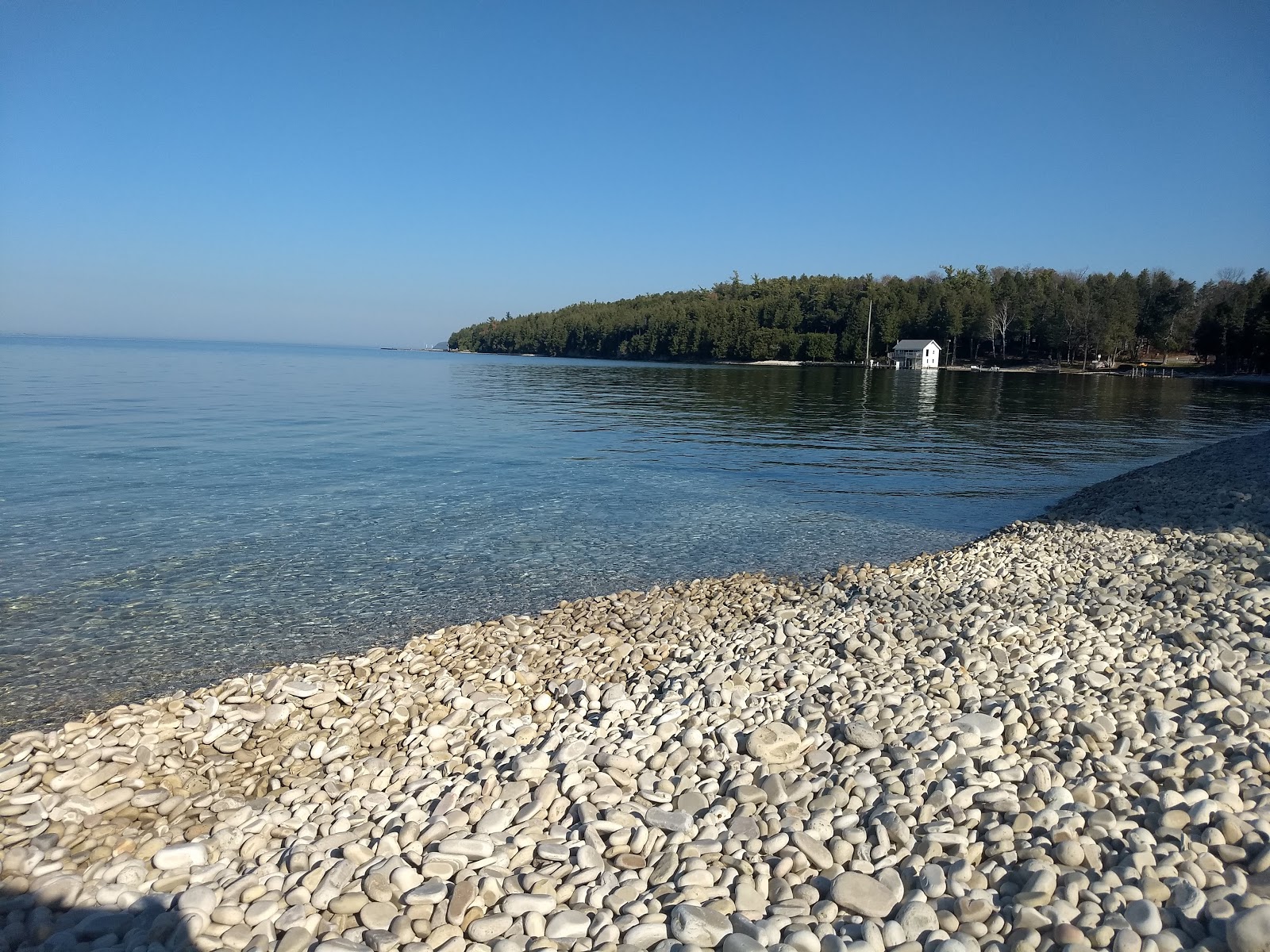 Foto av Pebble Beach med beige småsten yta
