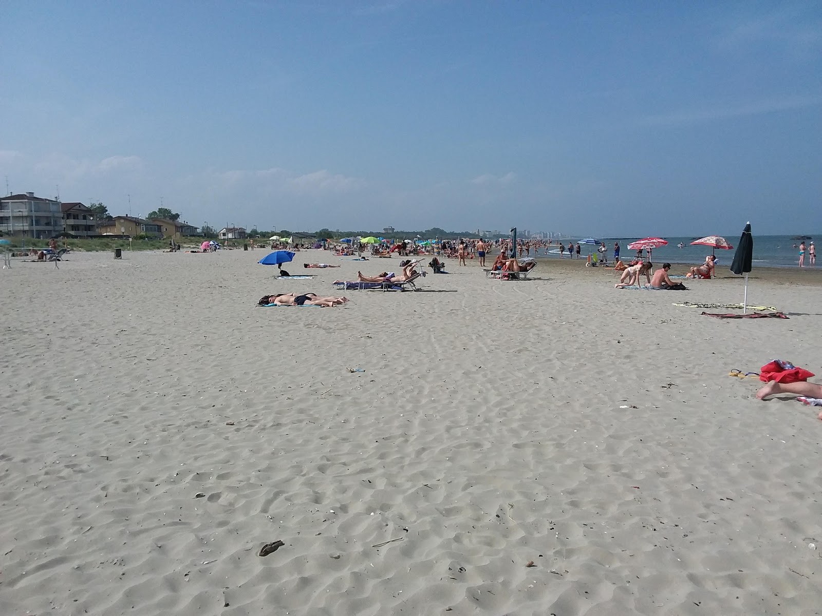 Spiaggia di Porto Garibaldi'in fotoğrafı - rahatlamayı sevenler arasında popüler bir yer