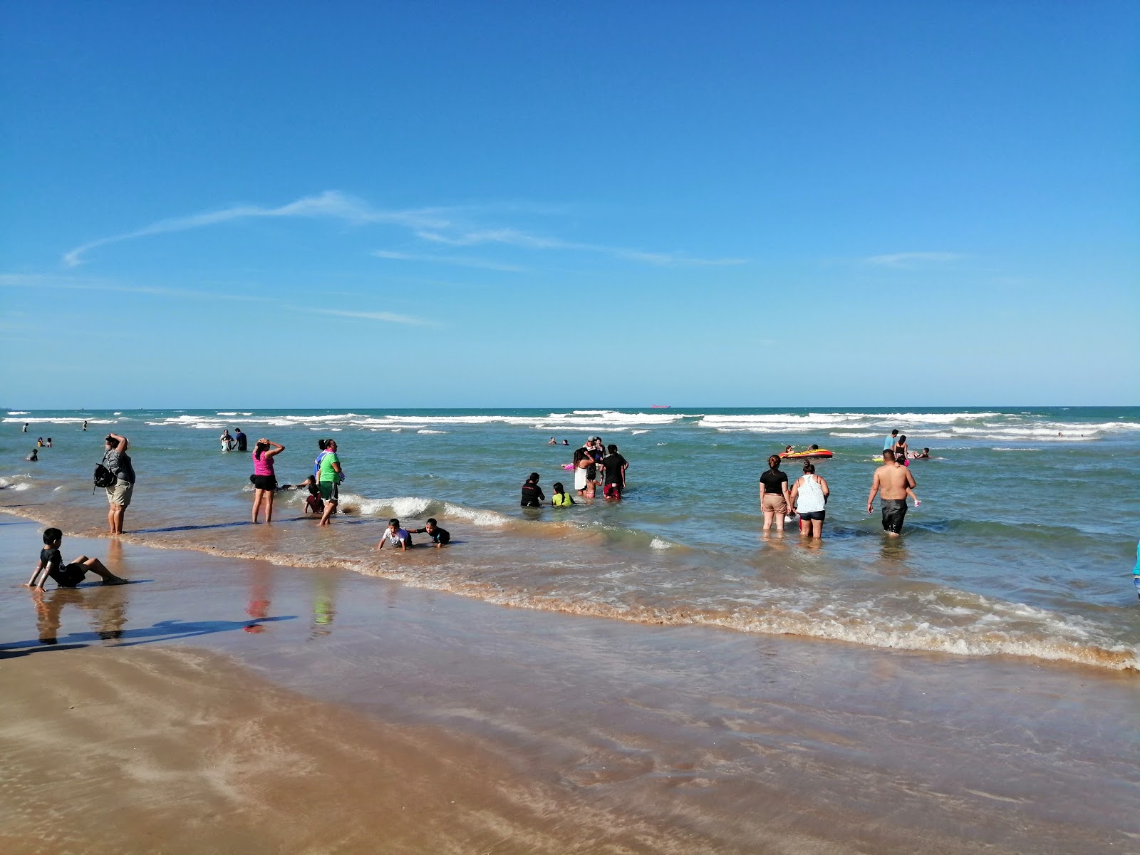 Playa Tesoro Altamira的照片 带有碧绿色纯水表面