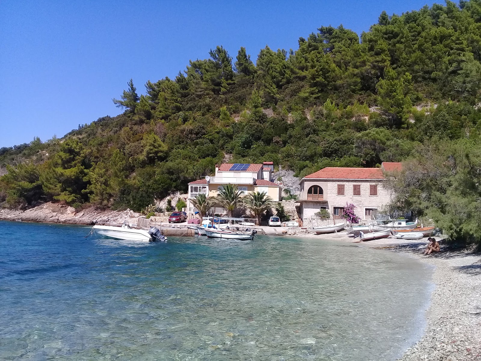 Foto di Babina beach sorretto da scogliere
