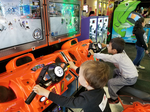 Shopping Mall «Riverpoint Center», reviews and photos, 1730 W Fullerton Ave, Chicago, IL 60614, USA