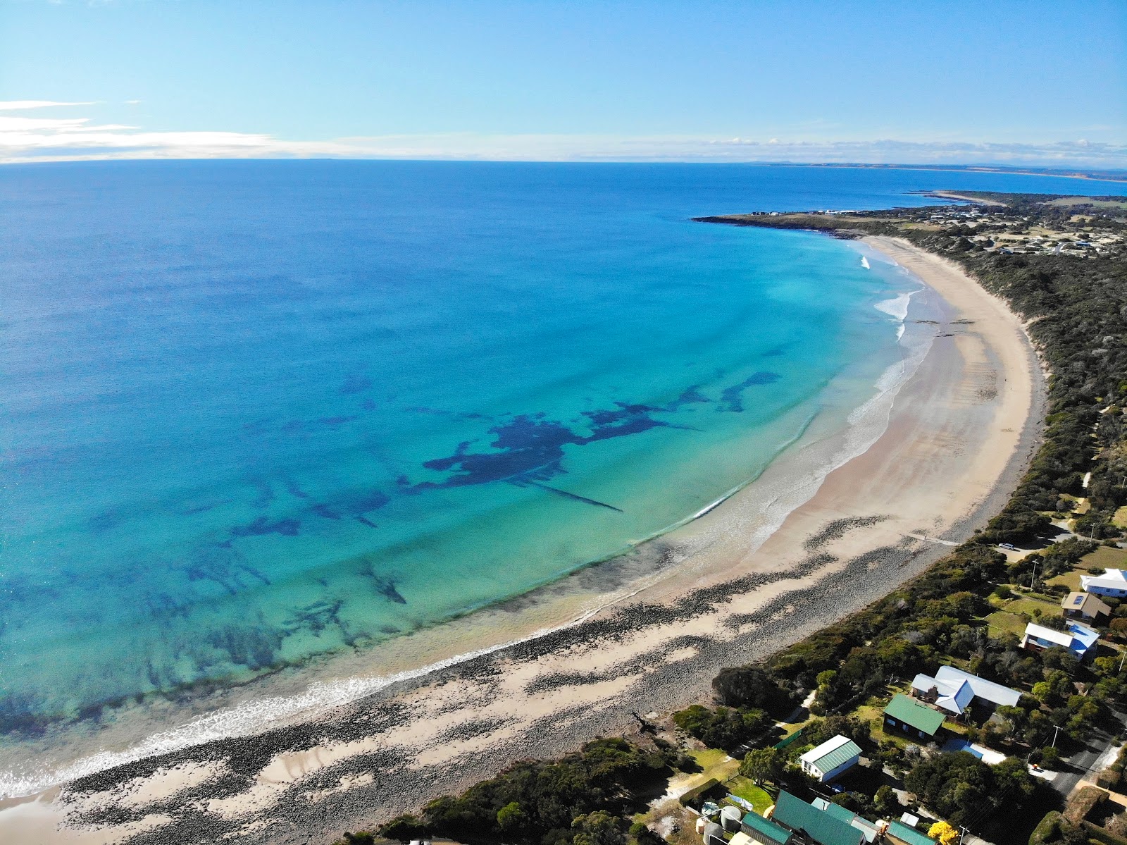 Φωτογραφία του Lulworth Beach με μπεζ άμμος επιφάνεια