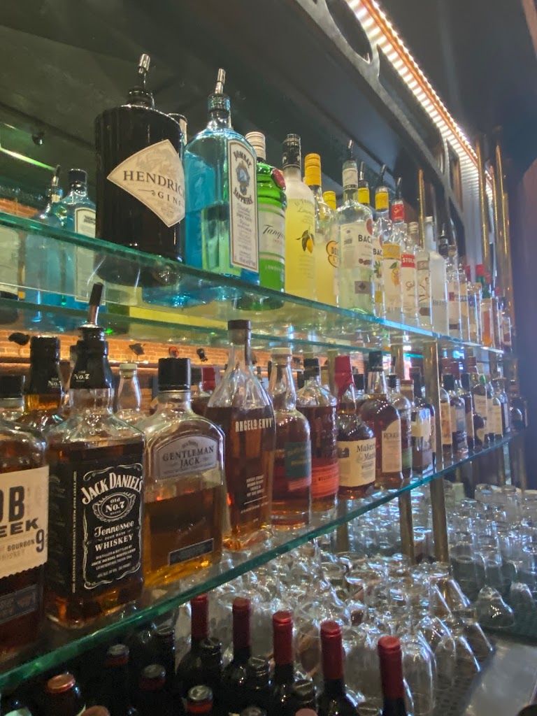 Mad Capper Saloon & Eatery 55082
