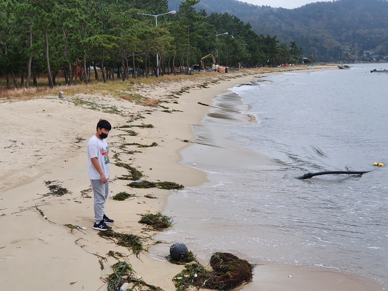 Foto von Sagumi Beach und die siedlung
