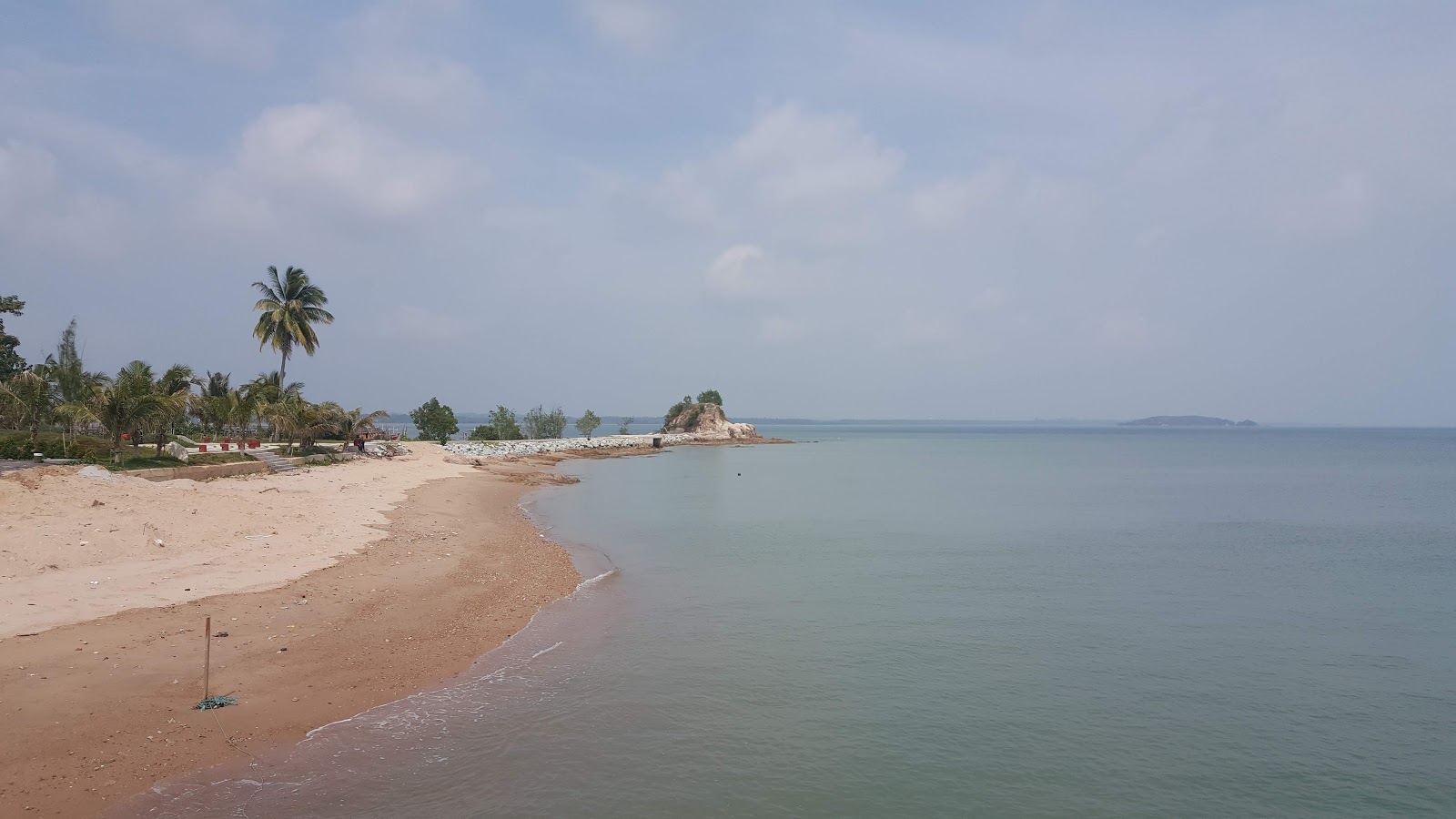 Penyabung Beach'in fotoğrafı uçurumlarla desteklenmiş
