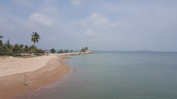 Penyabung Beach'in fotoğrafı uçurumlarla desteklenmiş