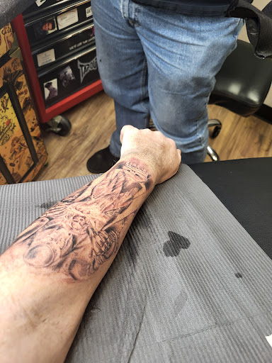 Tattoo and Piercing Shop «Lunchbox Tattoo & Body Piercing», reviews and photos, 3604 N Chapel Hill Rd, Johnsburg, IL 60050, USA