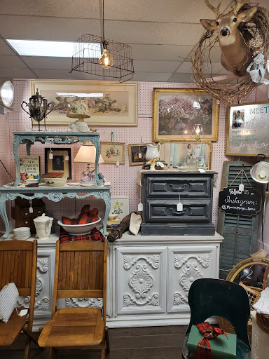 Shopping Mall «Town Peddler Craft and Antique Mall», reviews and photos, 35323 Plymouth Rd, Livonia, MI 48150, USA