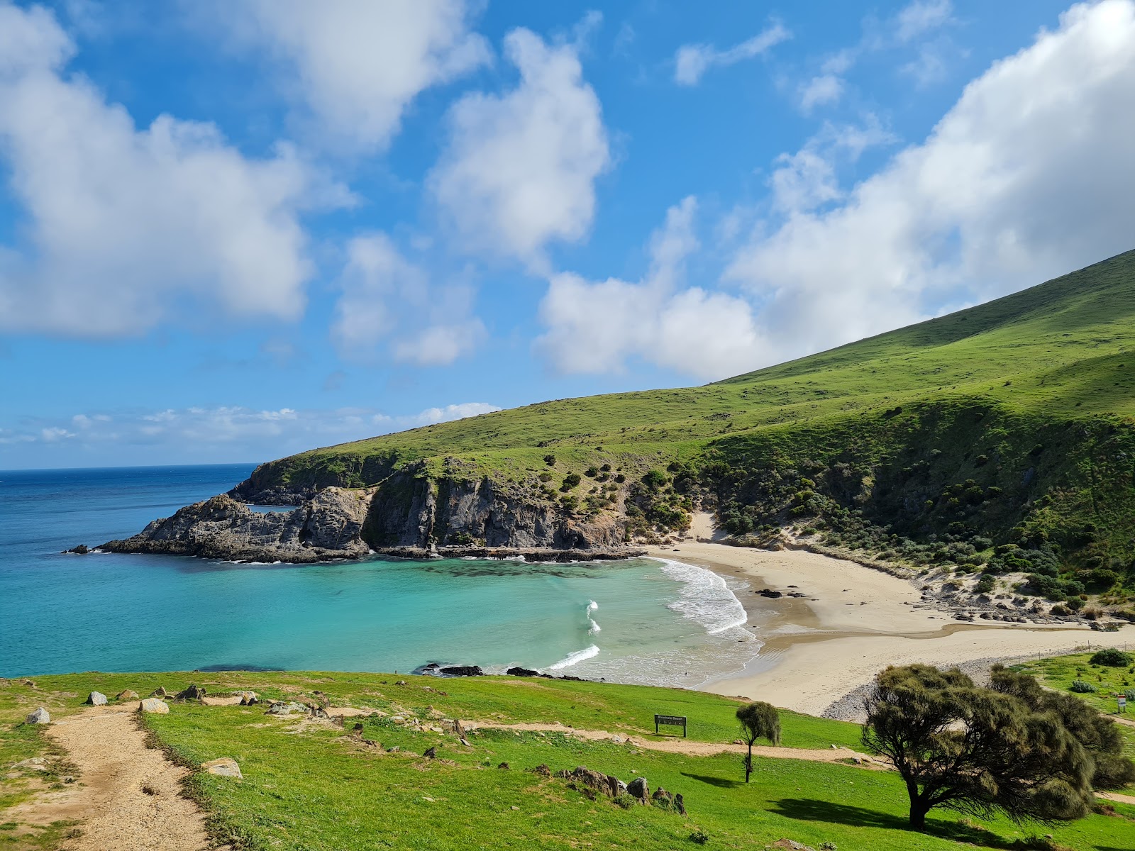 Fotografie cu Blowhole Beach cu o suprafață de nisip beige