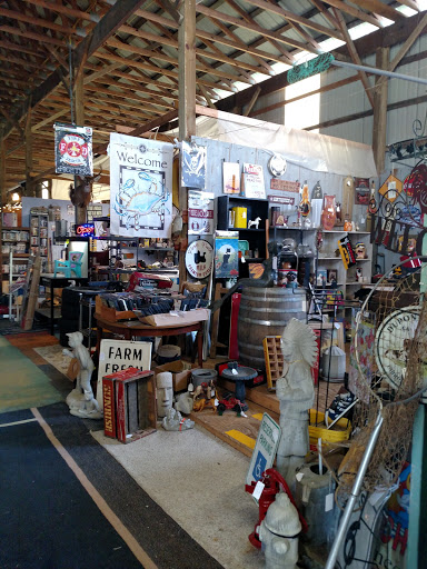 Flea Market «Red Barn Flea Market Auction», reviews and photos, 3381 Kings Hwy, Colonial Beach, VA 22443, USA