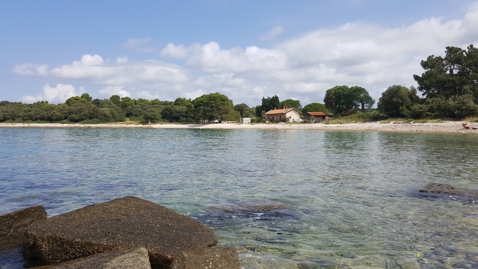 Φωτογραφία του Meneghetti beach με επίπεδο καθαριότητας βρώμικος