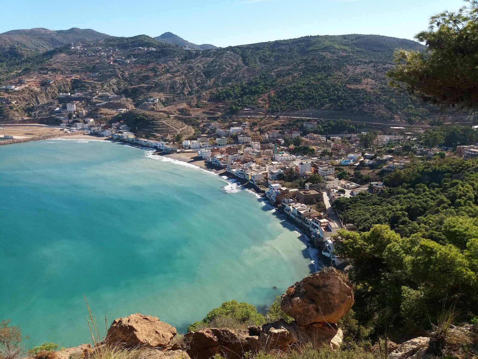 Photo de Plage Sidna Youchaa protégé par des falaises