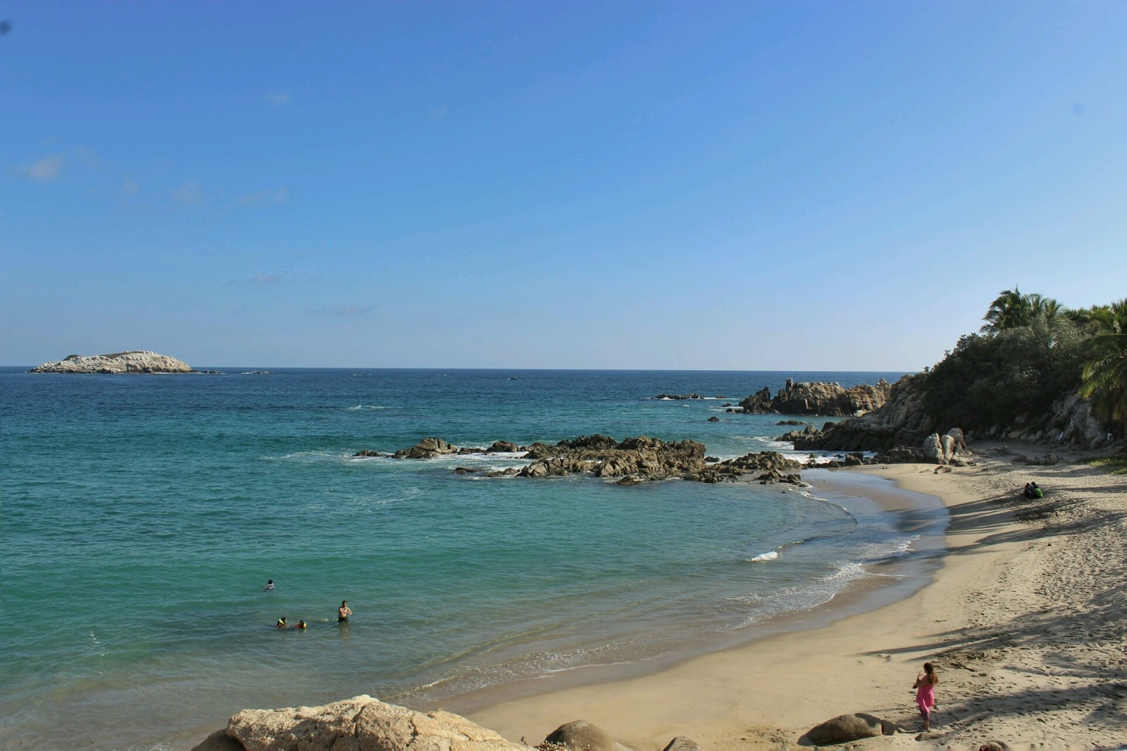 Foto av Playa Roca Blanca med fin beige sand yta