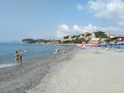 Photo de Spiaggia Piani protégé par des falaises