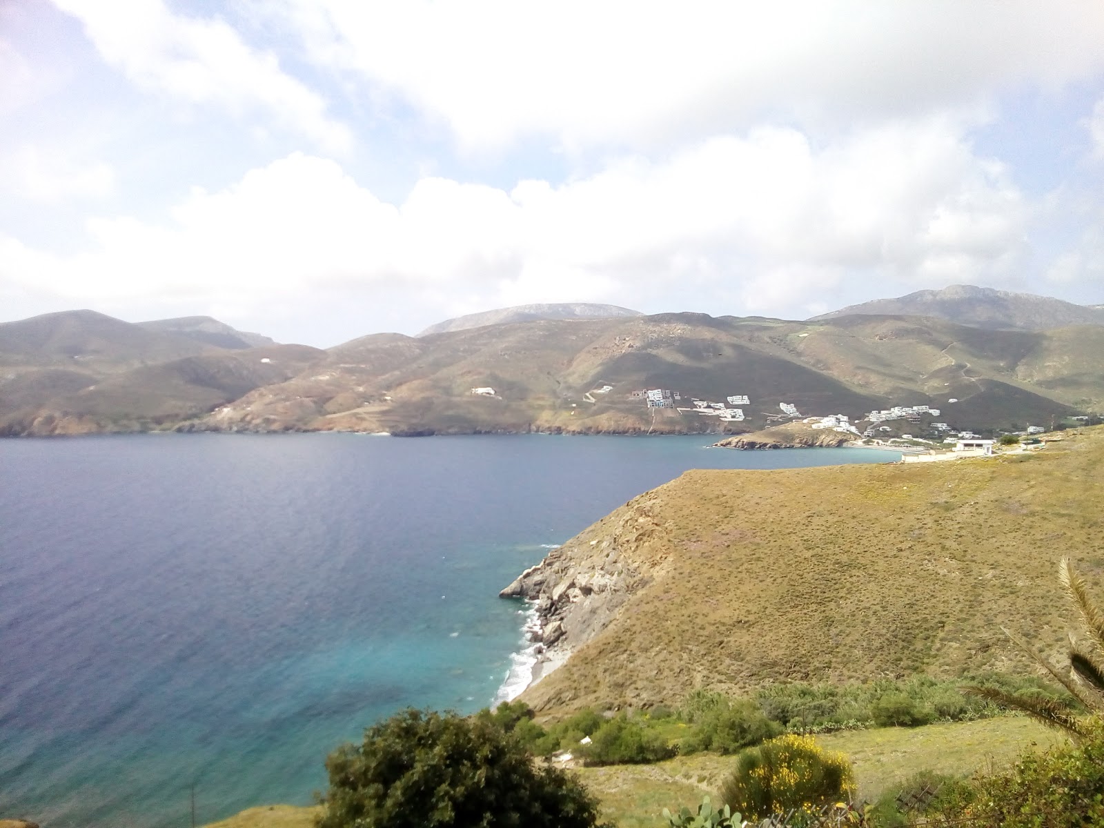 Foto di Spiaggia di Livadia sorretto da scogliere