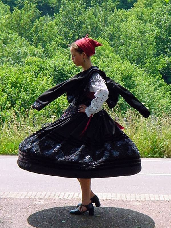 TRAJES REGIONALES ELSA