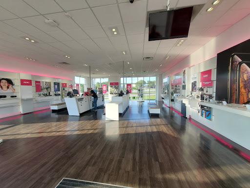 Cell Phone Store «T-Mobile», reviews and photos, 2941 Veterans Memorial Pkwy, St Charles, MO 63303, USA