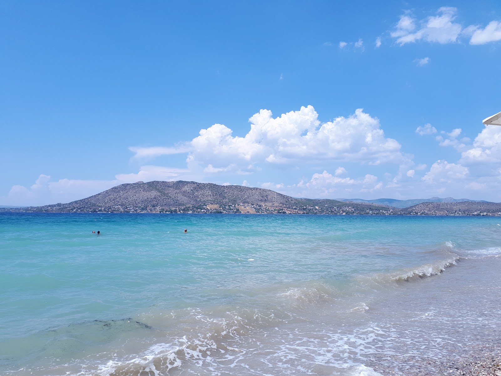 Foto von Leof. Eanteiou beach und die siedlung