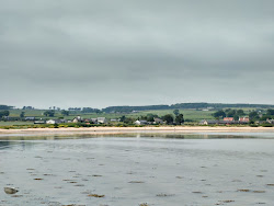 Foto von Kilchattan Bay Beach und die siedlung