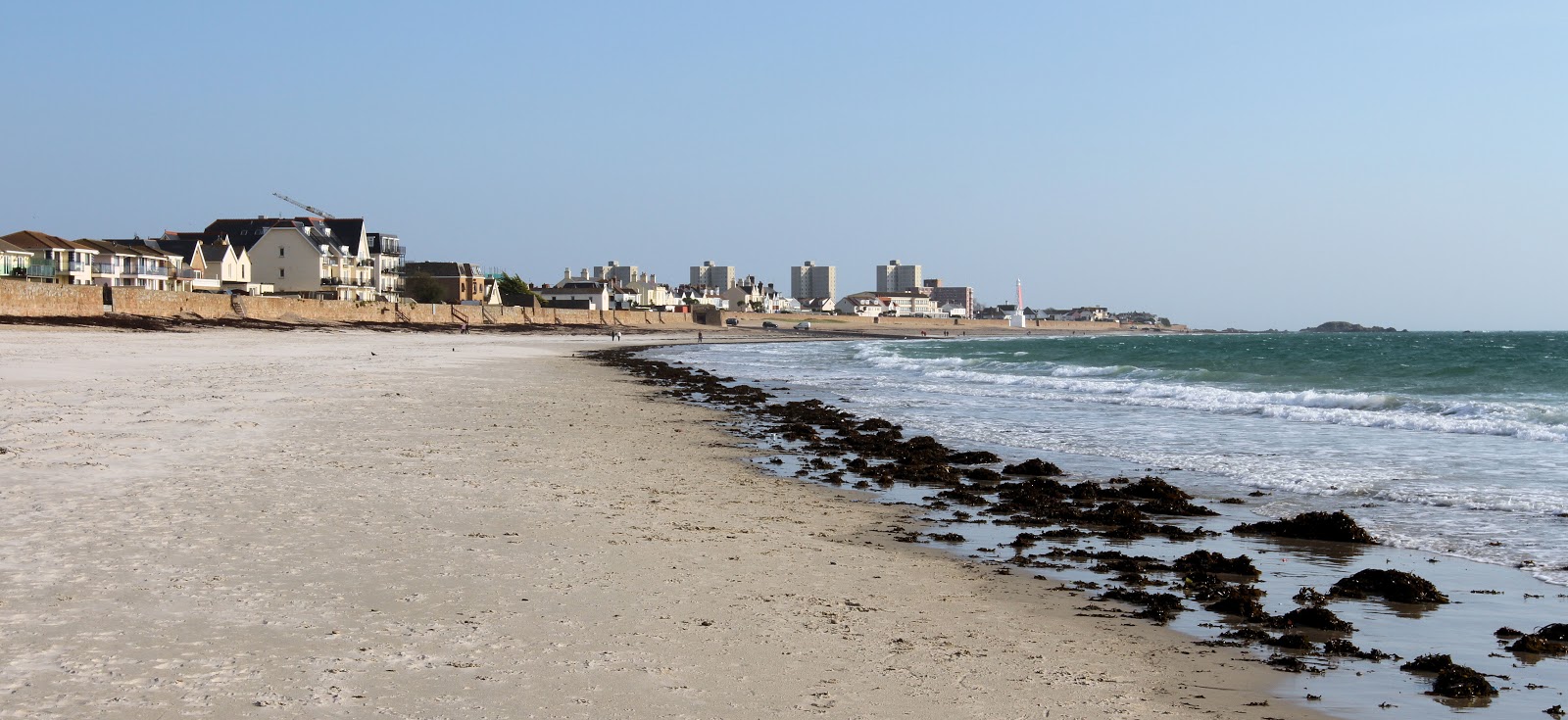 Foto di La Greve d'Azette Beach con una superficie del sabbia beige e ciottoli