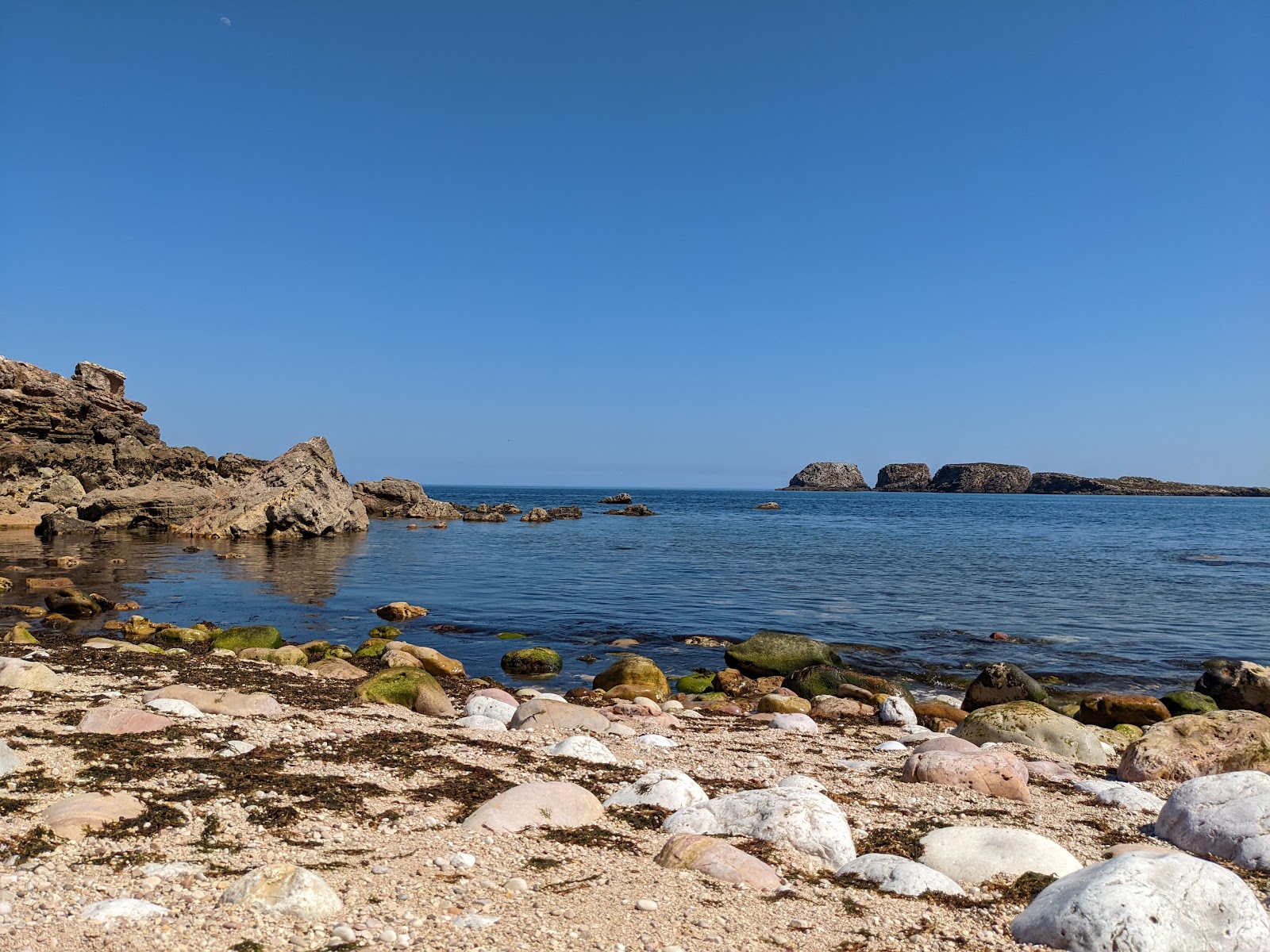 Valokuva Praia dos Rebolinhosista. tukeutunut kallioilla