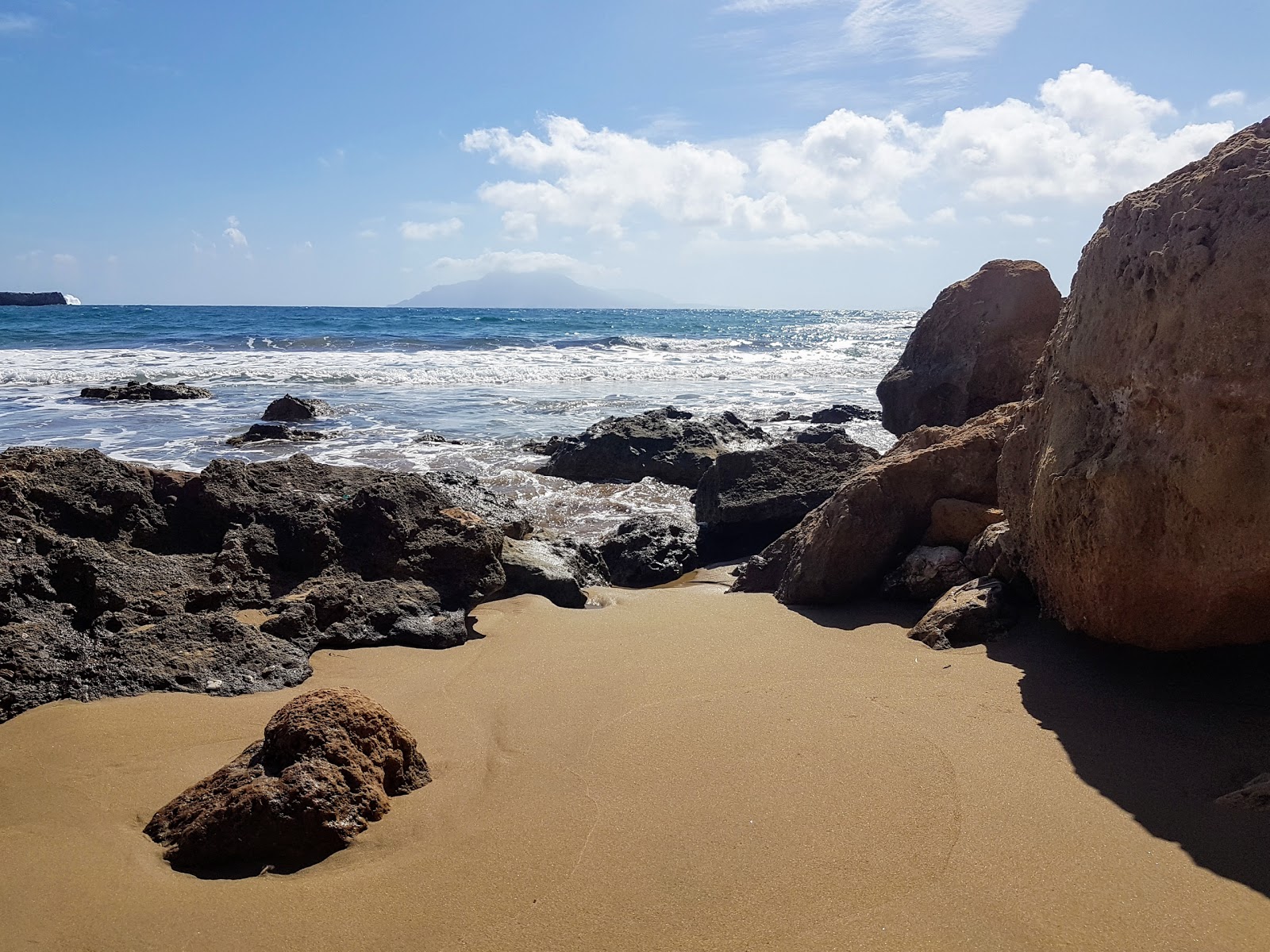 Φωτογραφία του Agios Georgios beach με ευρύχωρος κόλπος