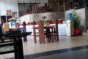 Mapura Hotel And Restaurants image