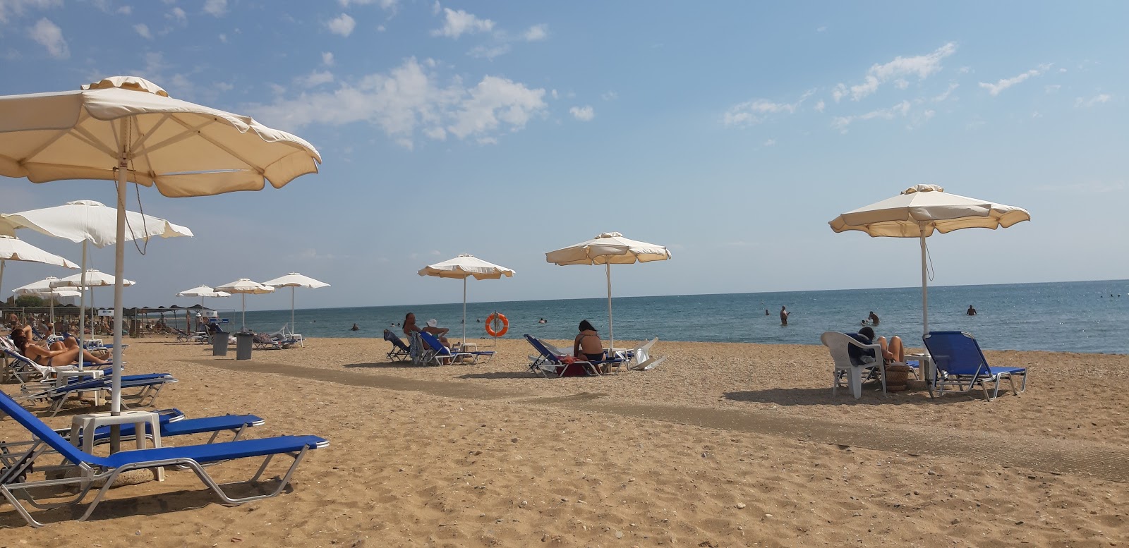 Alexandroupolis beach的照片 带有碧绿色纯水表面