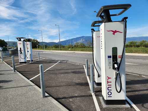 Borne de recharge de véhicules électriques IONITY Station de recharge Valleiry